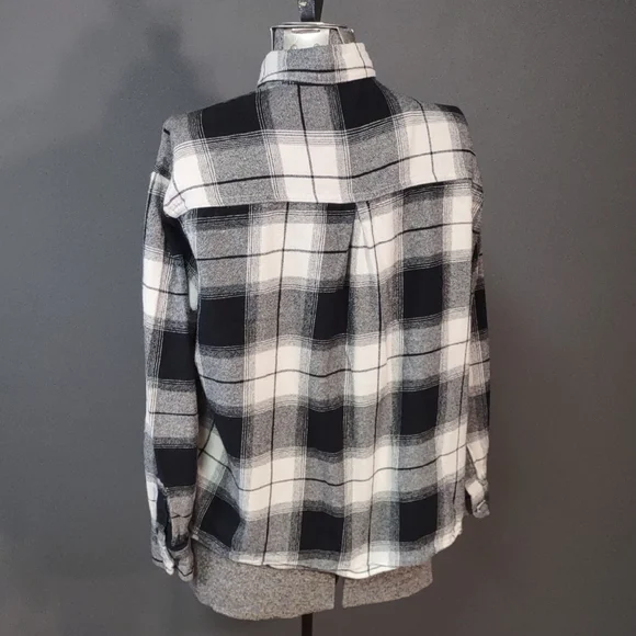 Old Navy Women's The Boyfriend Flannel Shirt - Picture 3 of 8